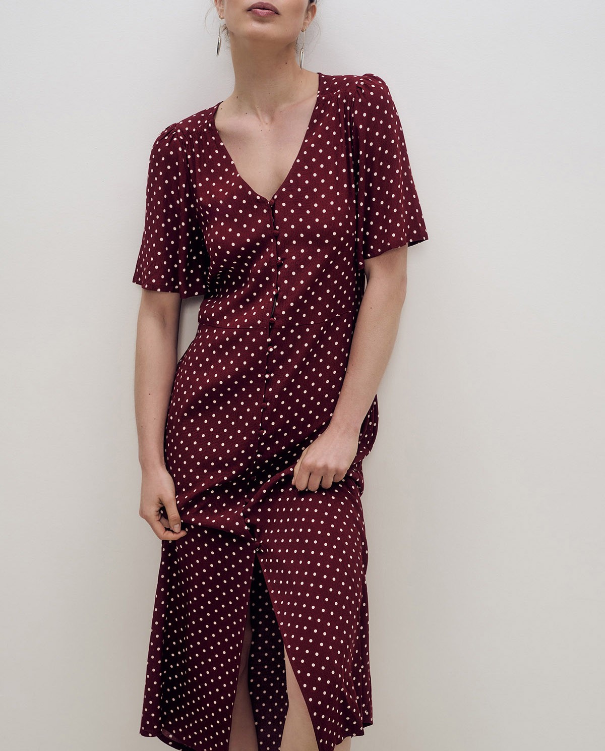 Vestido midi fluido con estampado de lunares y escote de pico 1
