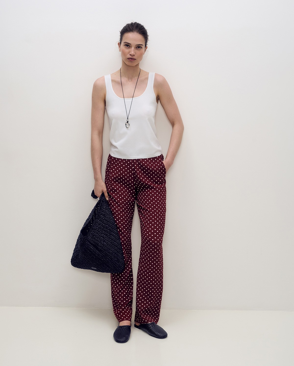 Pantalón fluido de lunares con diseño wide leg en fondo burdeos 1
