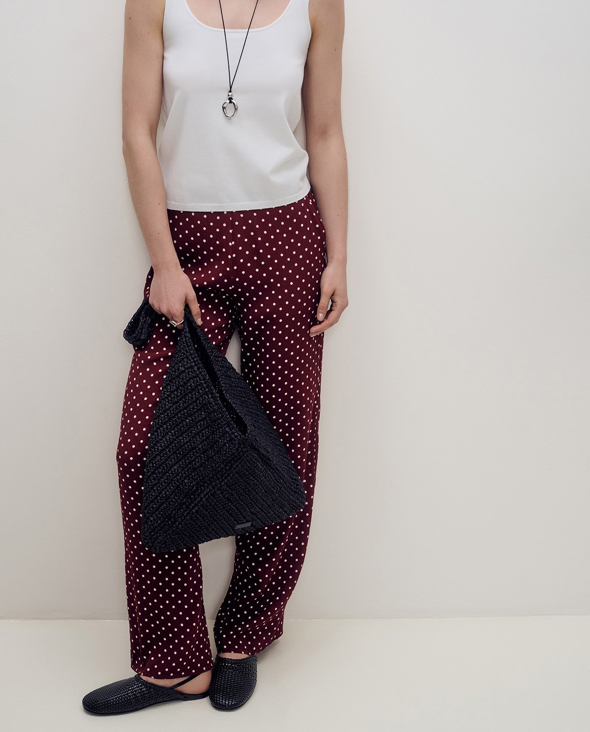 Pantalón fluido de lunares con diseño wide leg en fondo burdeos 2