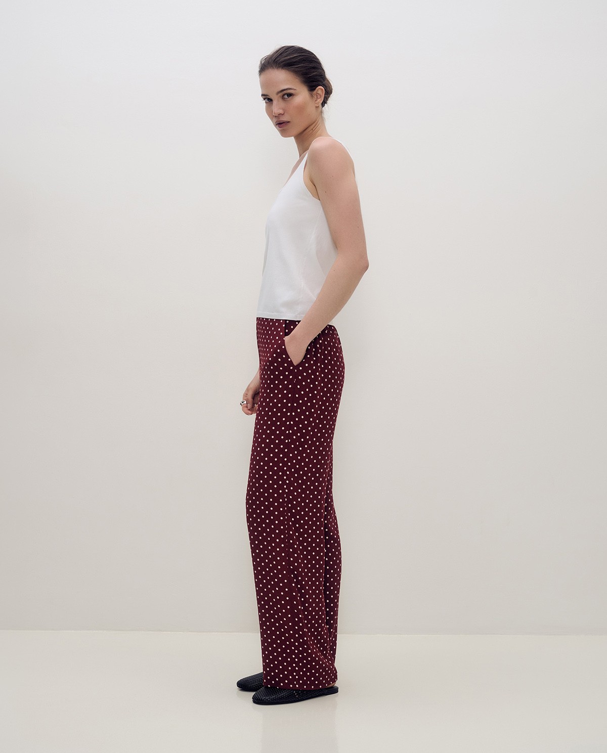 Pantalón fluido de lunares con diseño wide leg en fondo burdeos 3