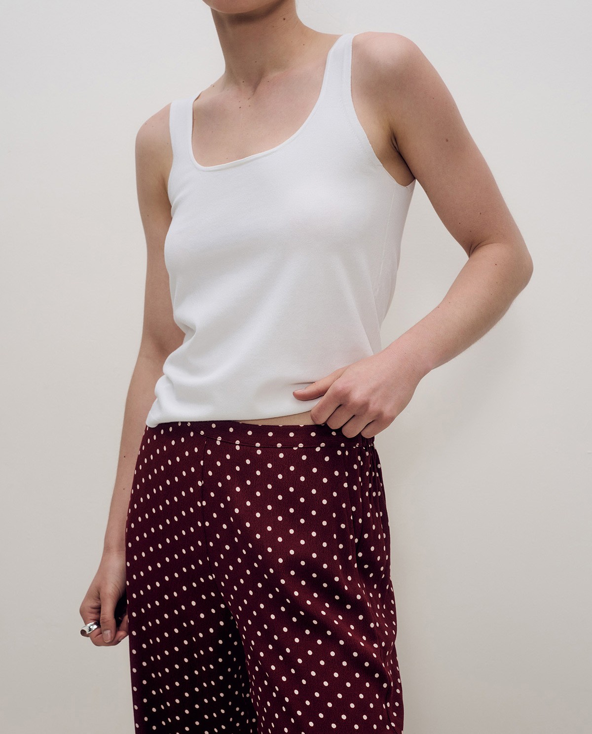 Pantalón fluido de lunares con diseño wide leg en fondo burdeos 4