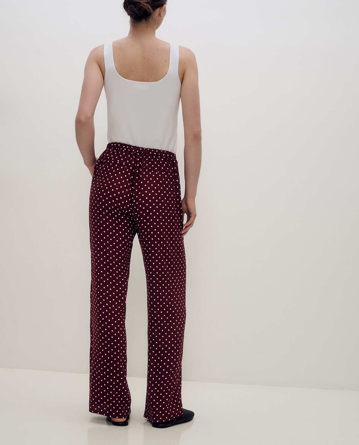 Pantalón fluido de lunares con diseño wide leg en fondo burdeos 5