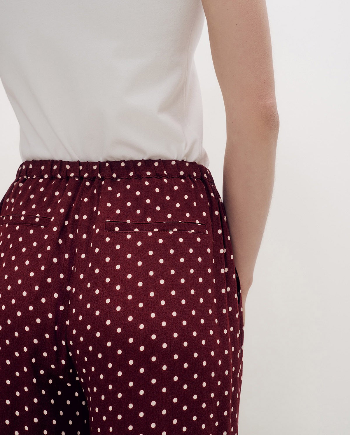 Pantalón fluido de lunares con diseño wide leg en fondo burdeos 6