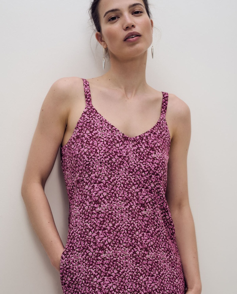 Vestido corto fluido de tirantes con estampado de flores y escote de pico