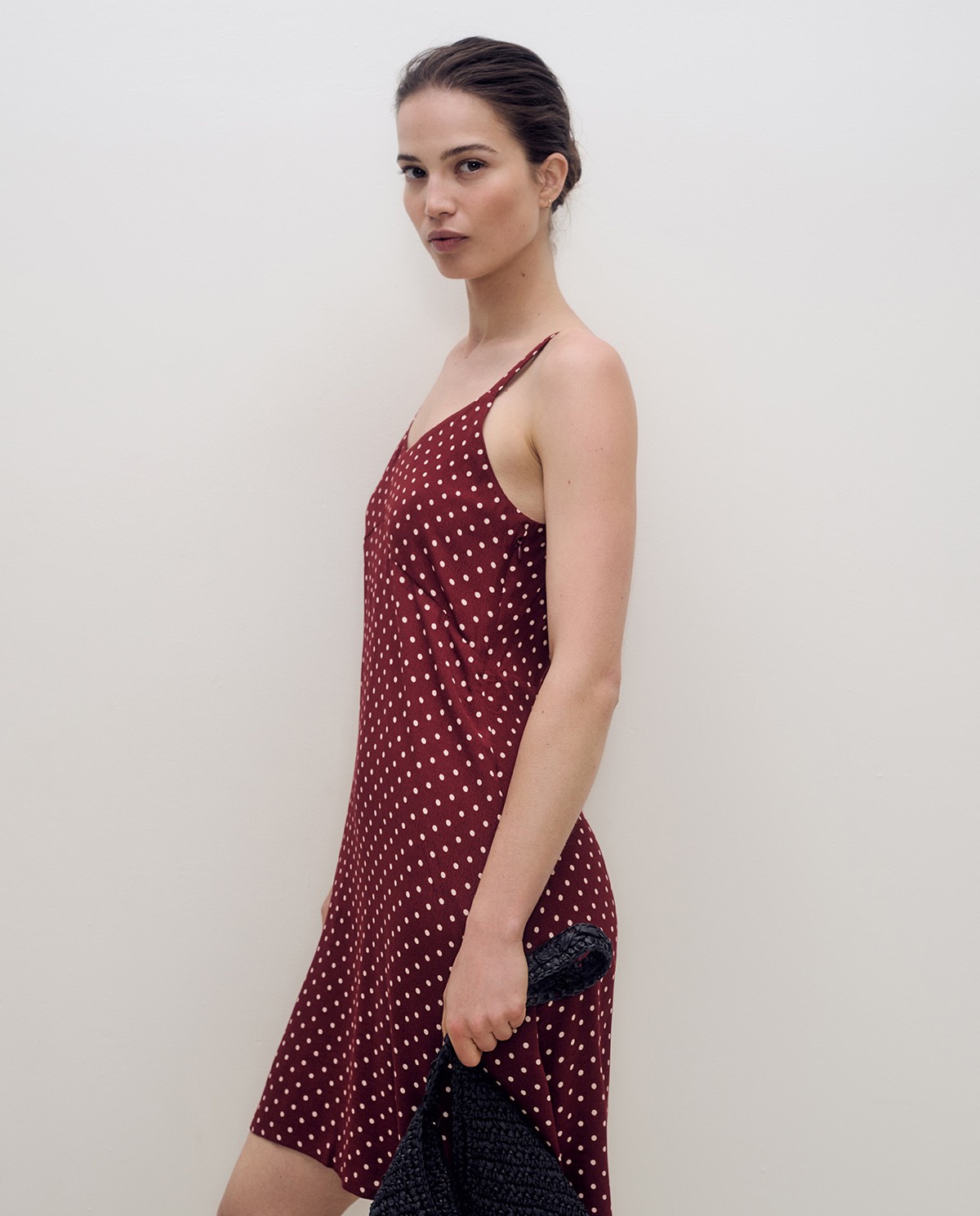 Vestido corto fluido de tirantes con estampado de lunares y escote de pico