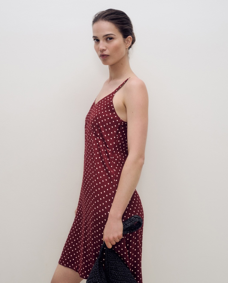 Vestido corto fluido de tirantes con estampado de lunares y escote de pico