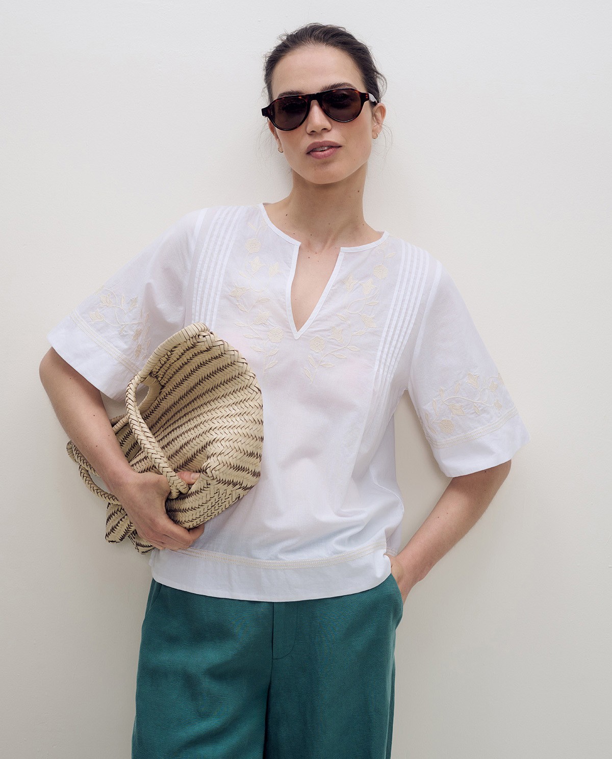 Camisa blanca de manga corta con bordado floral en tono crudo 2