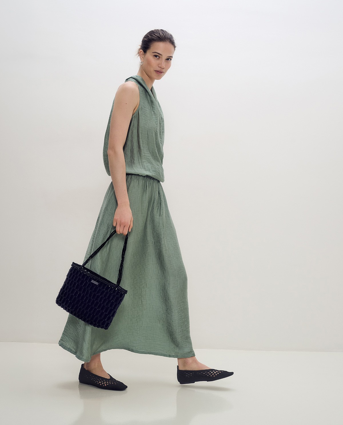 Vestido largo sin mangas en doble gasa verde con escote cruzado 1