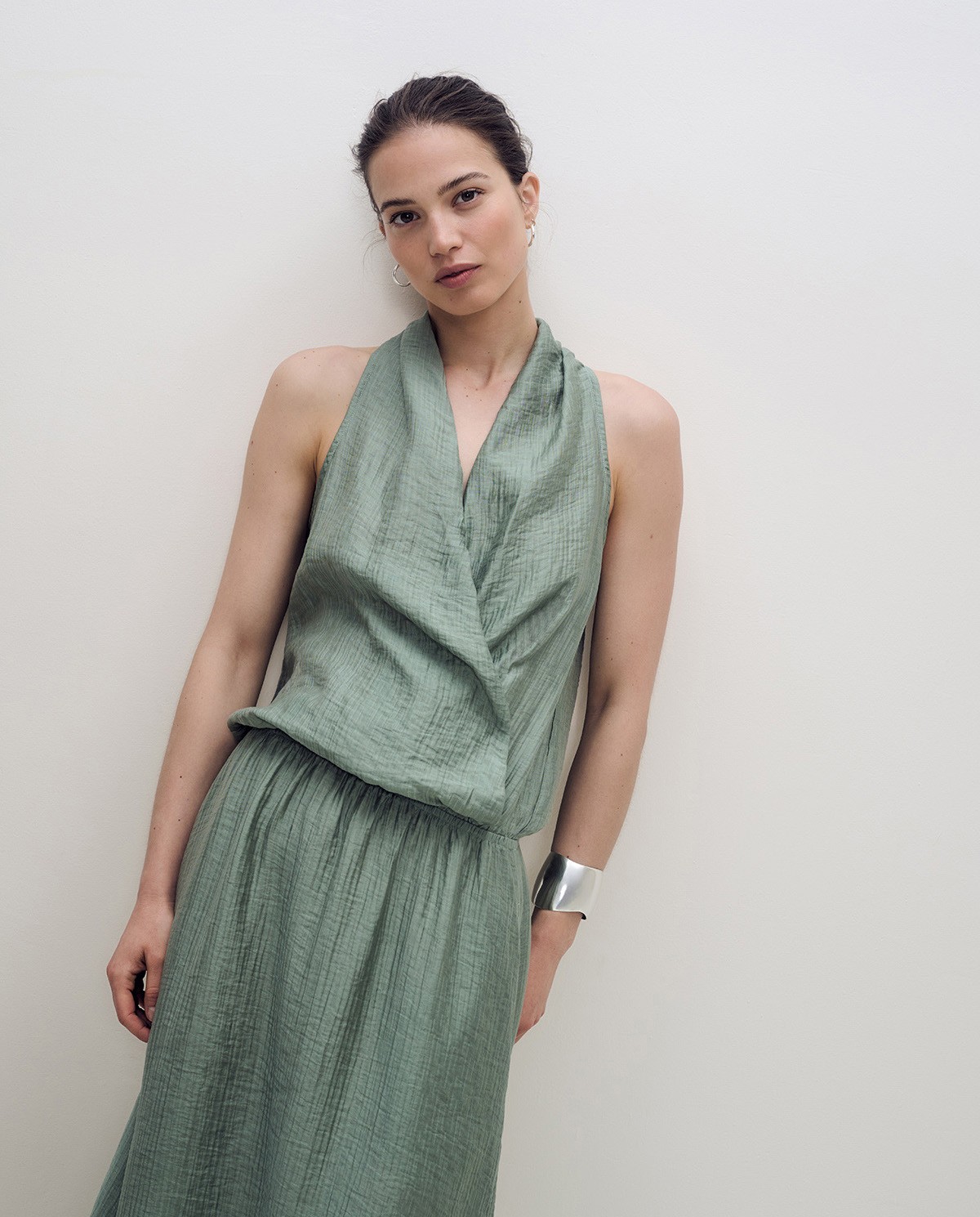 Vestido largo sin mangas en doble gasa verde con escote cruzado