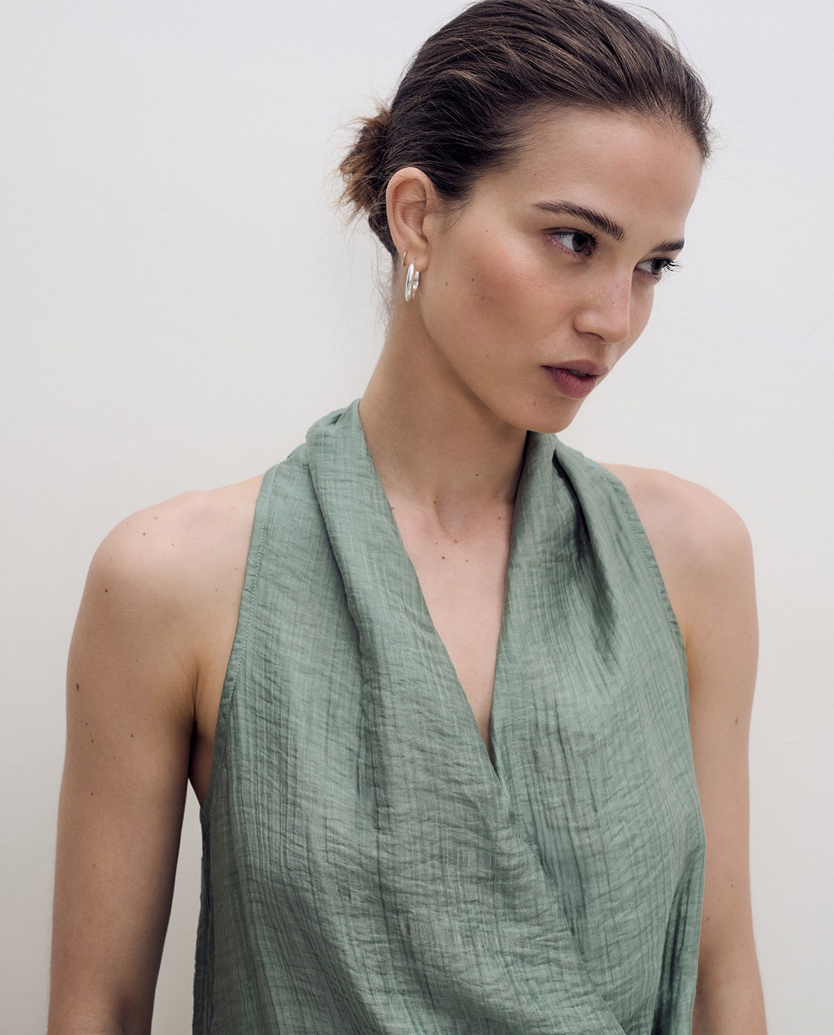 Vestido largo sin mangas en doble gasa verde con escote cruzado 2