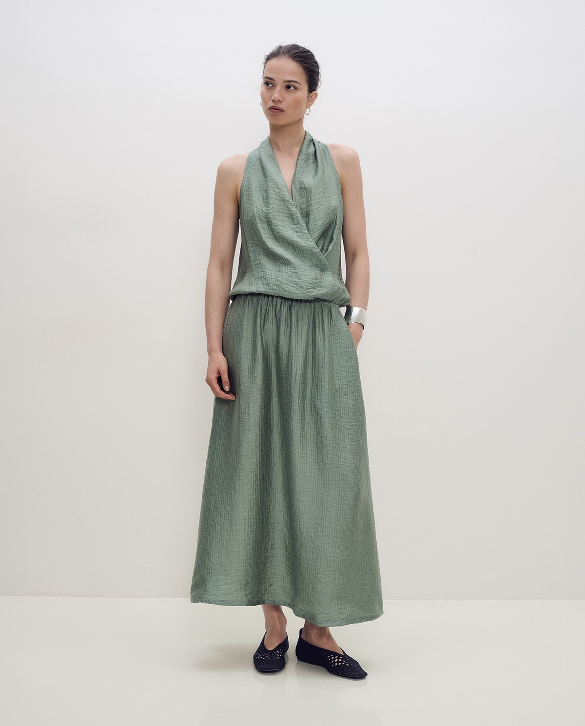 Vestido largo sin mangas en doble gasa verde con escote cruzado 3