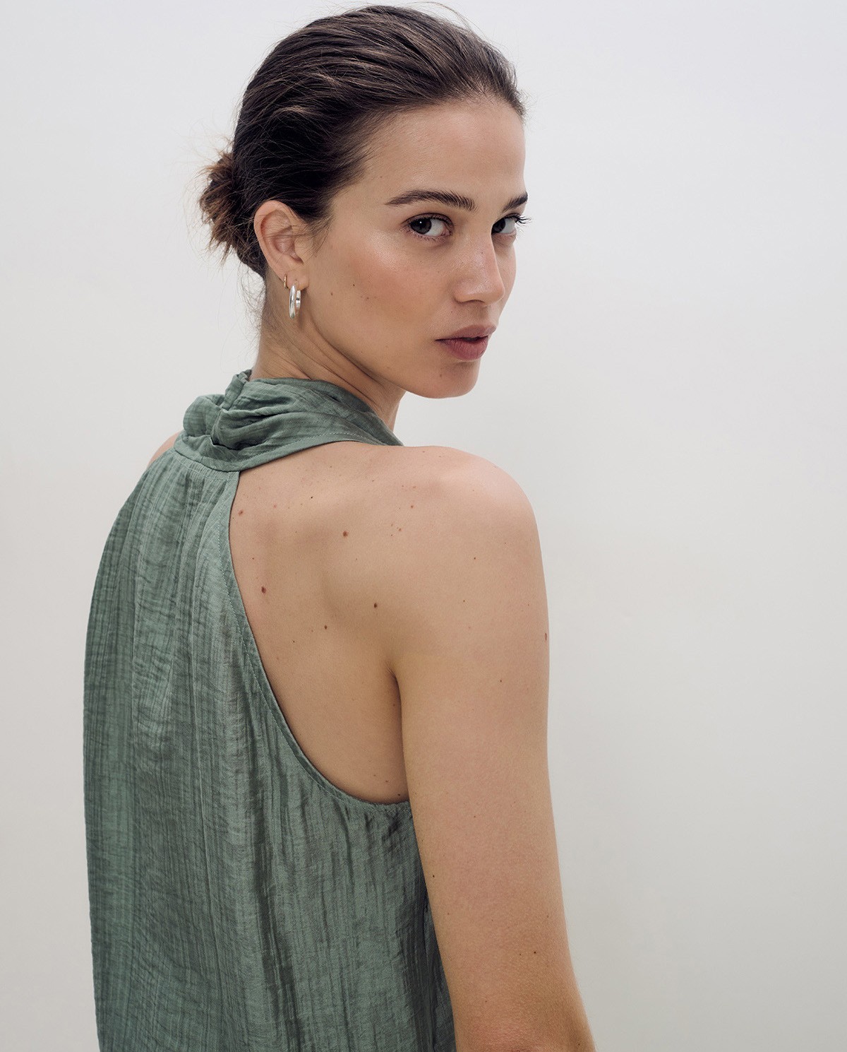 Vestido largo sin mangas en doble gasa verde con escote cruzado 4