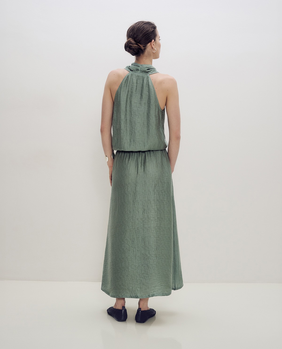 Vestido largo sin mangas en doble gasa verde con escote cruzado 5
