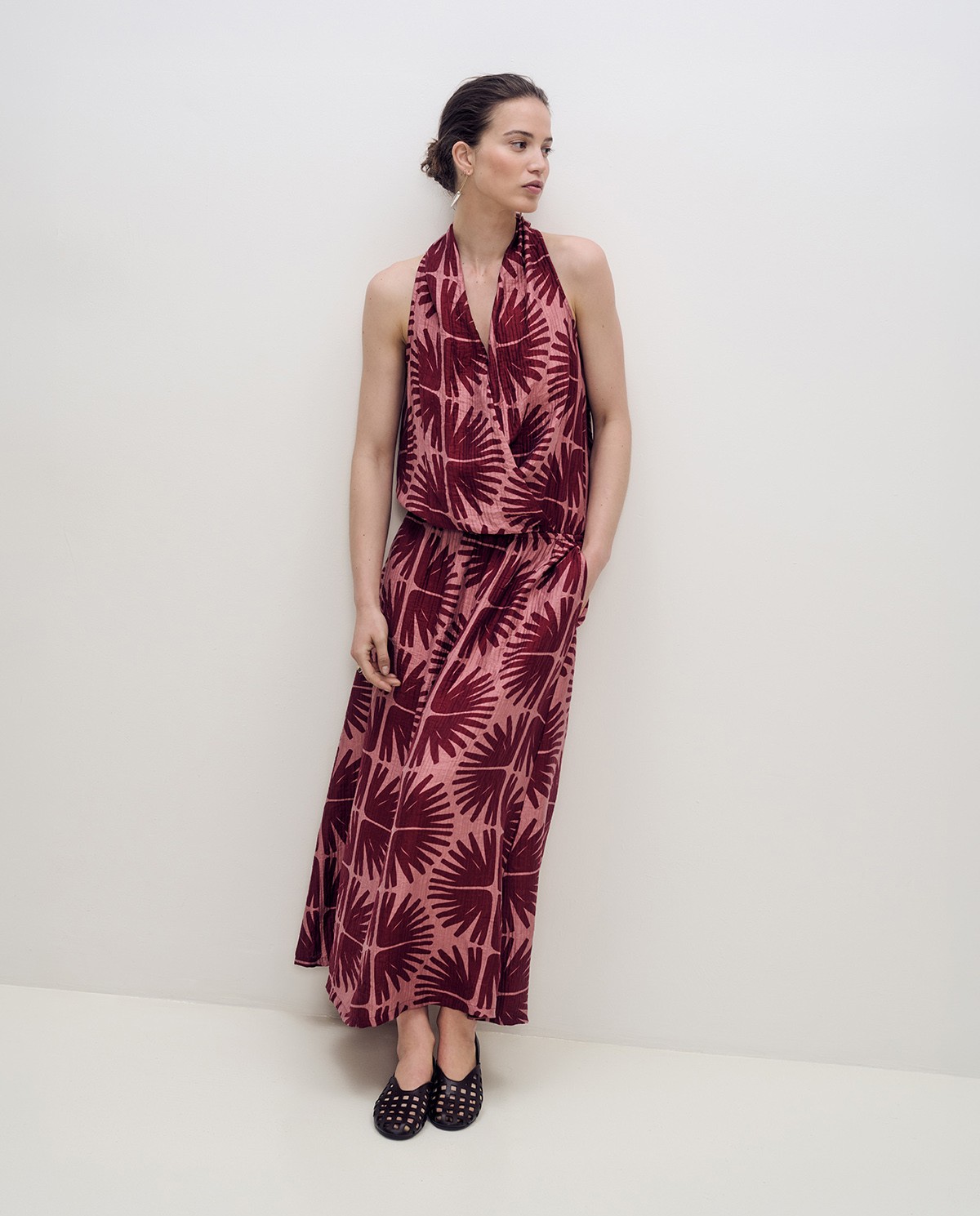 Vestido largo sin mangas de flores en doble gasa con escote cruzado 1
