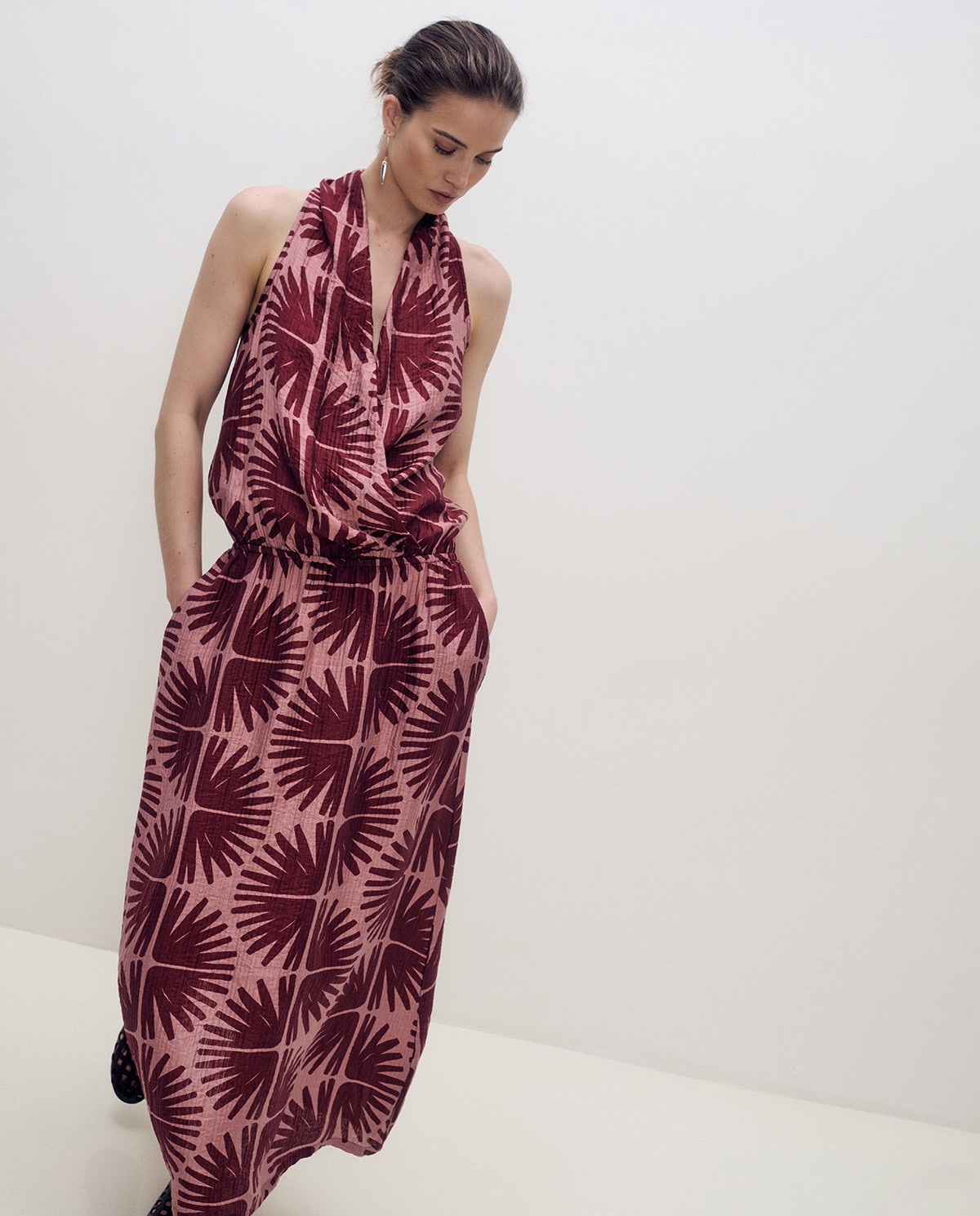 Vestido largo sin mangas de flores en doble gasa con escote cruzado 3
