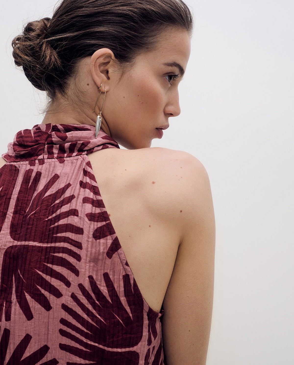 Vestido largo sin mangas de flores en doble gasa con escote cruzado 5