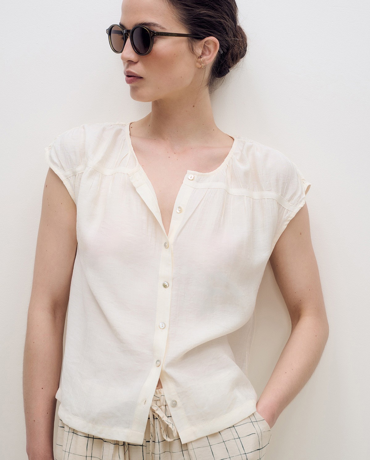 Blusa de manga corta con estampado de rayas en color crudo y botones nacarados