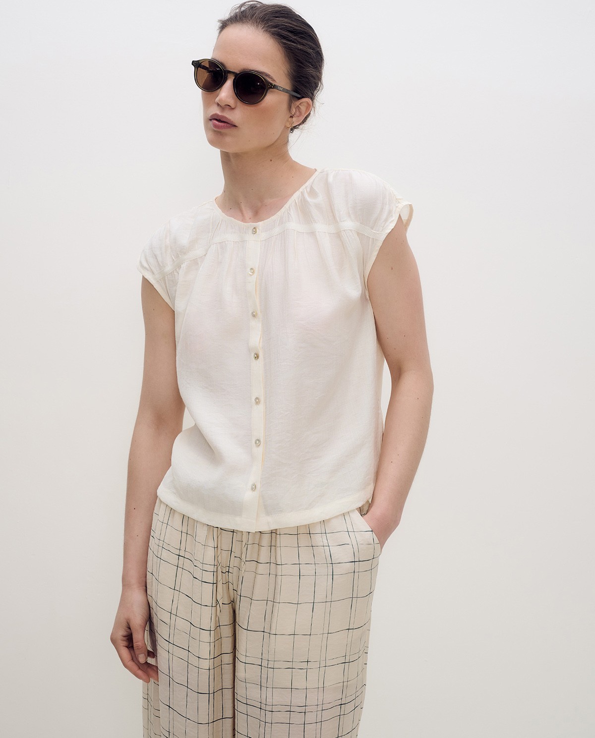 Blusa de manga corta con estampado de rayas en color crudo y botones nacarados 1