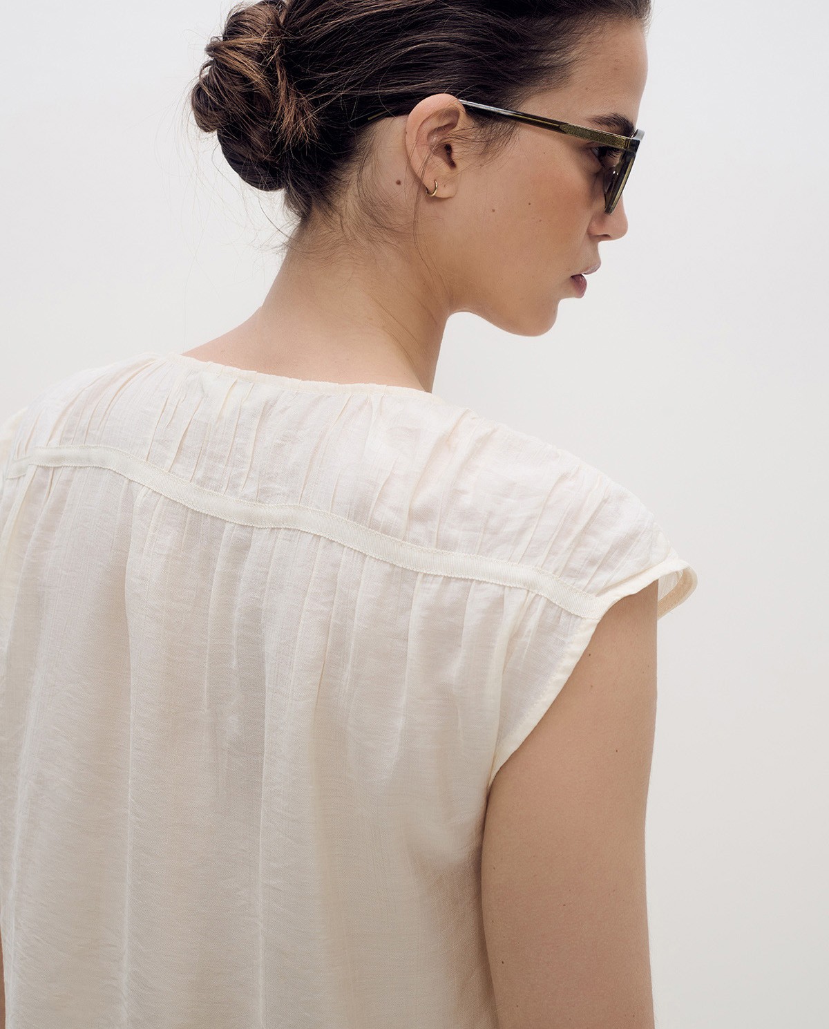 Blusa de manga corta con estampado de rayas en color crudo y botones nacarados 2