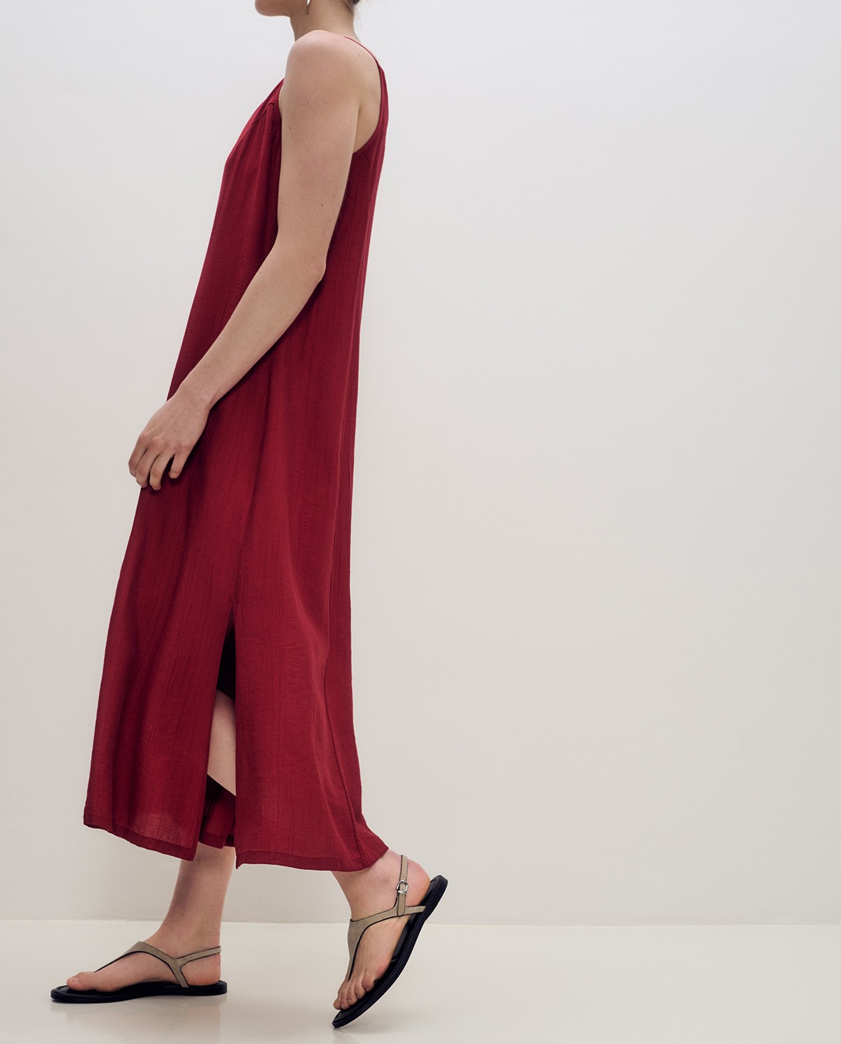 Vestido largo liso en color rojo con tirantes finos y escote recto