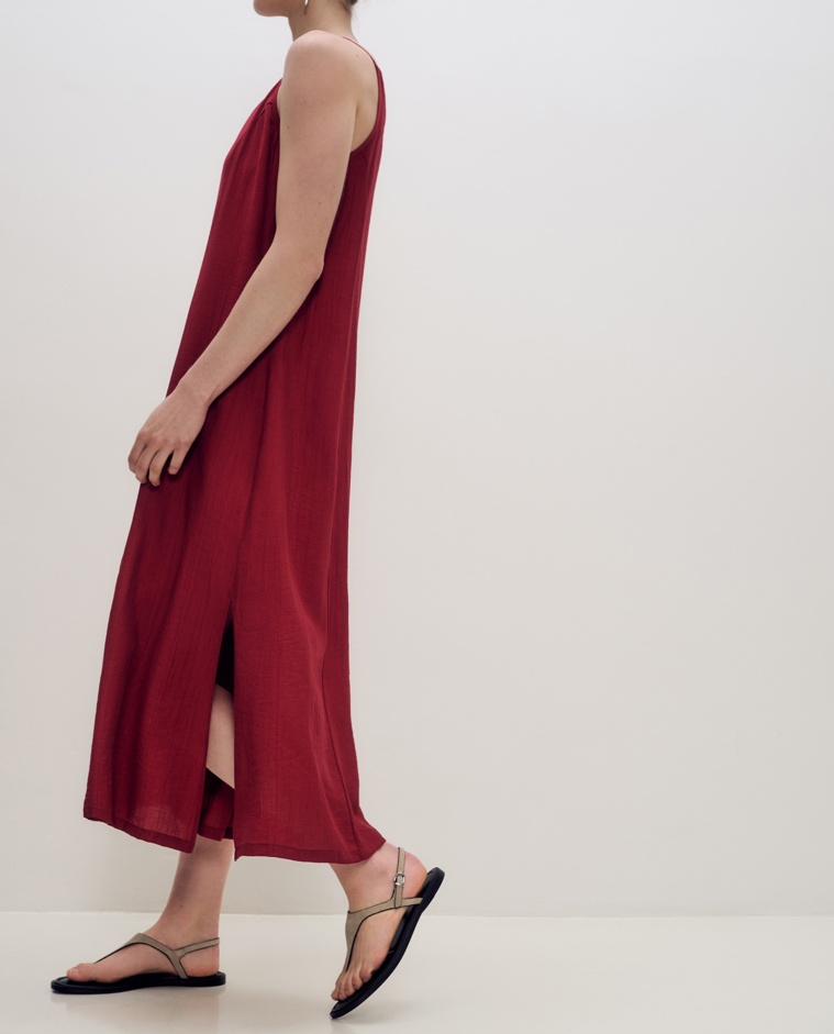 Vestido largo liso en color rojo con tirantes finos y escote recto