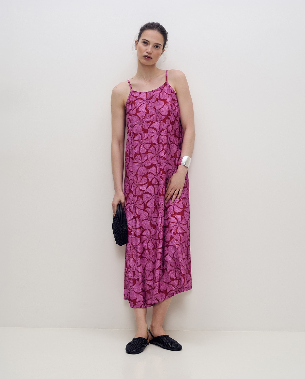 Vestido largo de tirantes con estampado floral en tonos rosa y rojo 1