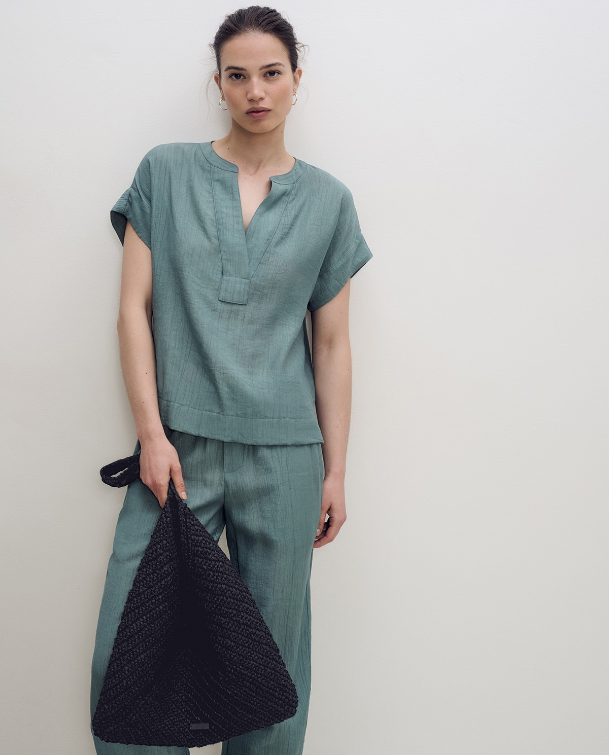 Blusa fluida verde de manga corta con escote de pico y cuello mao