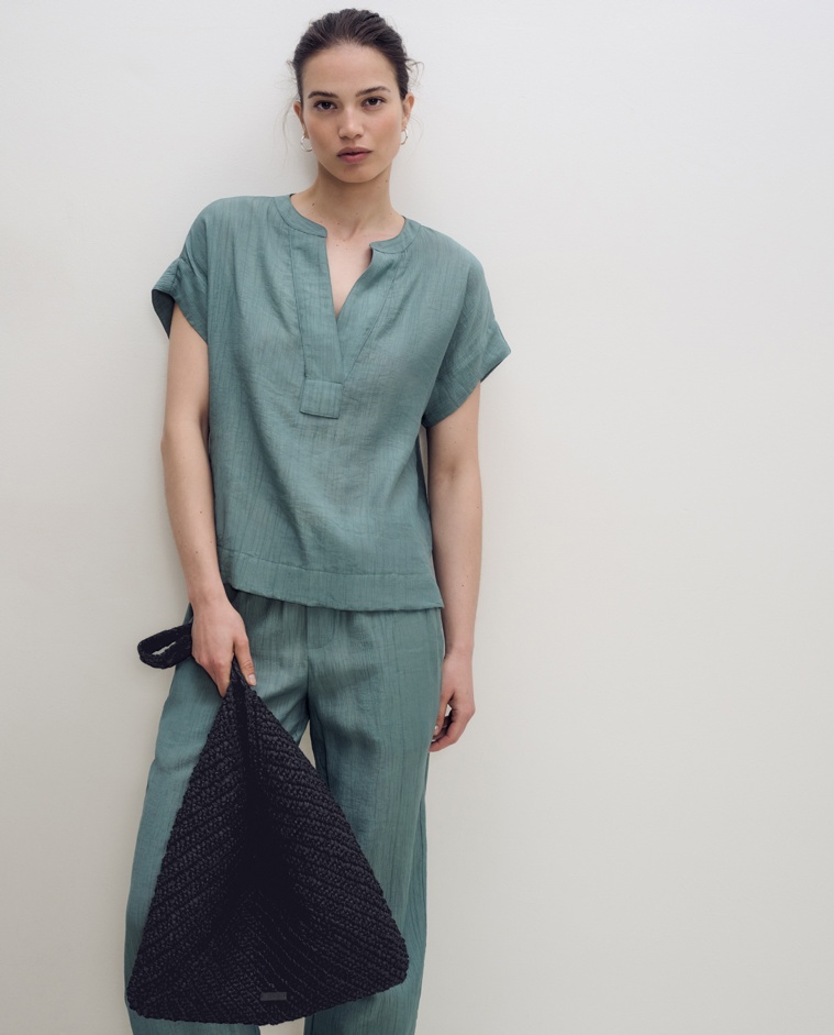 Blusa fluida verde de manga corta con escote de pico y cuello mao