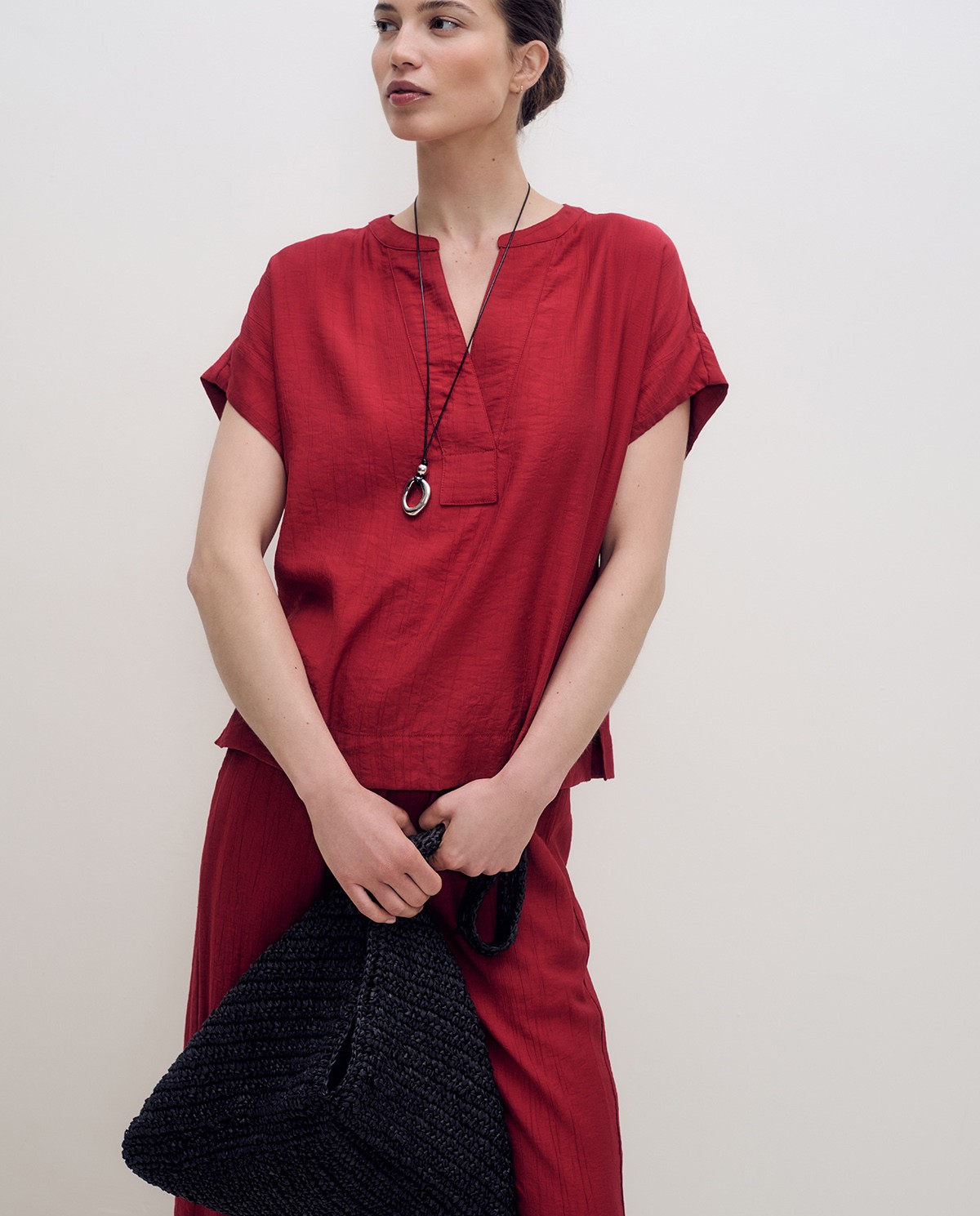 Blusa fluida roja de manga corta con escote de pico y cuello mao 2
