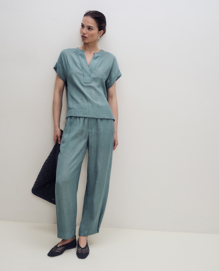 Pantalón fluido wide leg en color verde con cintura elástica y bolsillos laterales