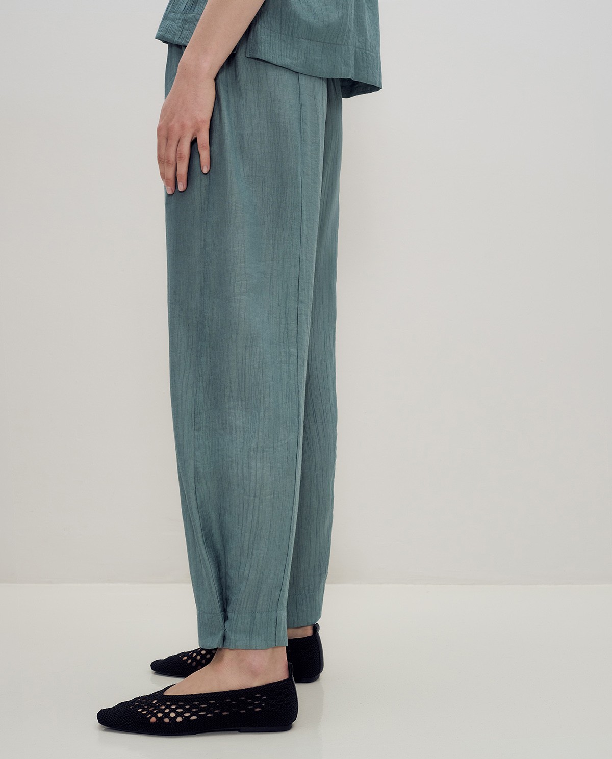Pantalón fluido wide leg en color verde con cintura elástica y bolsillos laterales 3