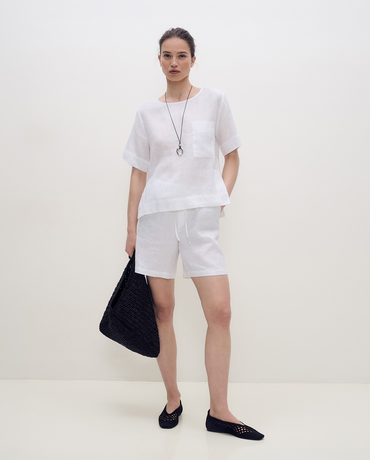 Short de lino blanco con cinturilla elástica y cordón ajustable