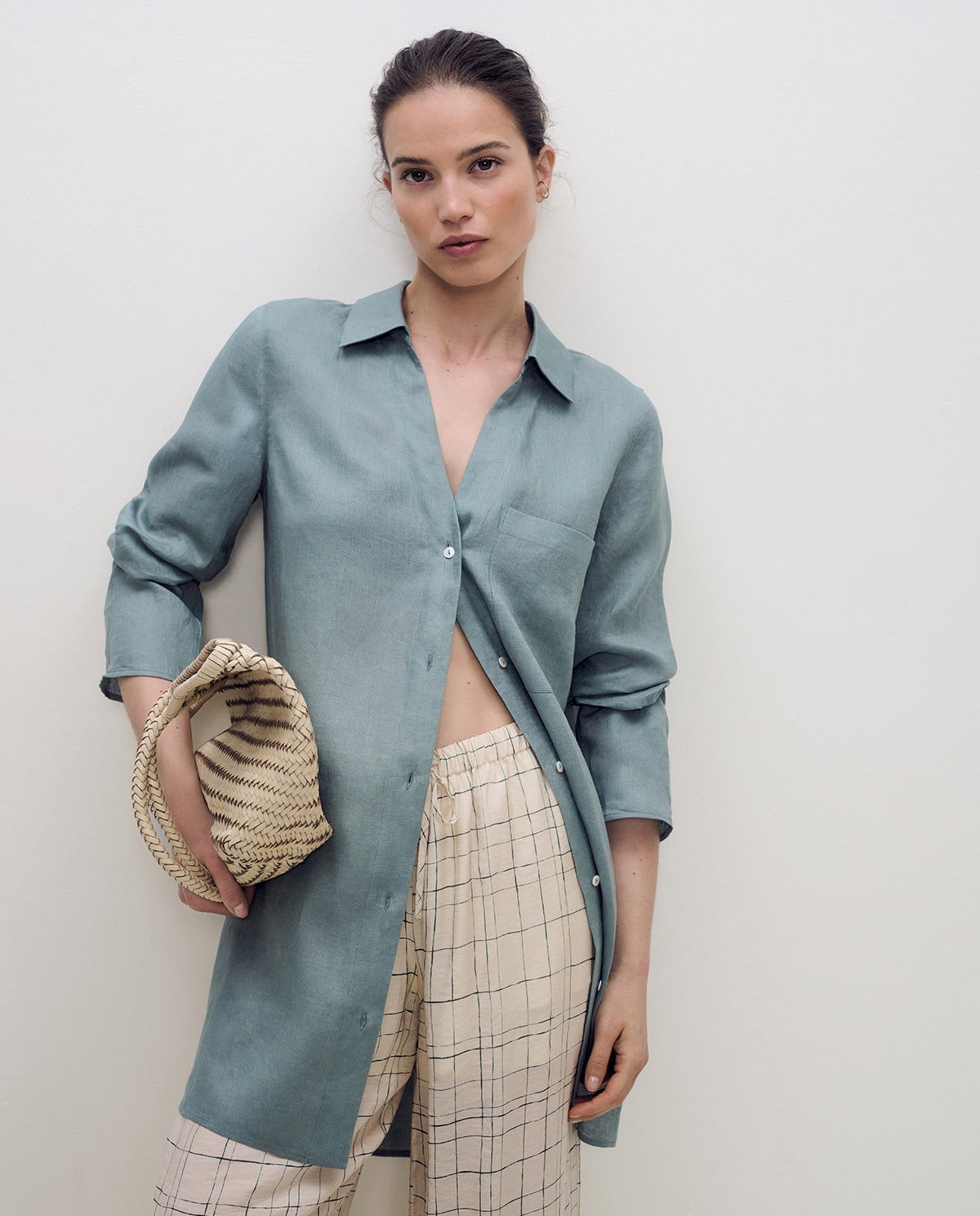 Vestido camisero de lino verde con manga larga y botones frontales 2