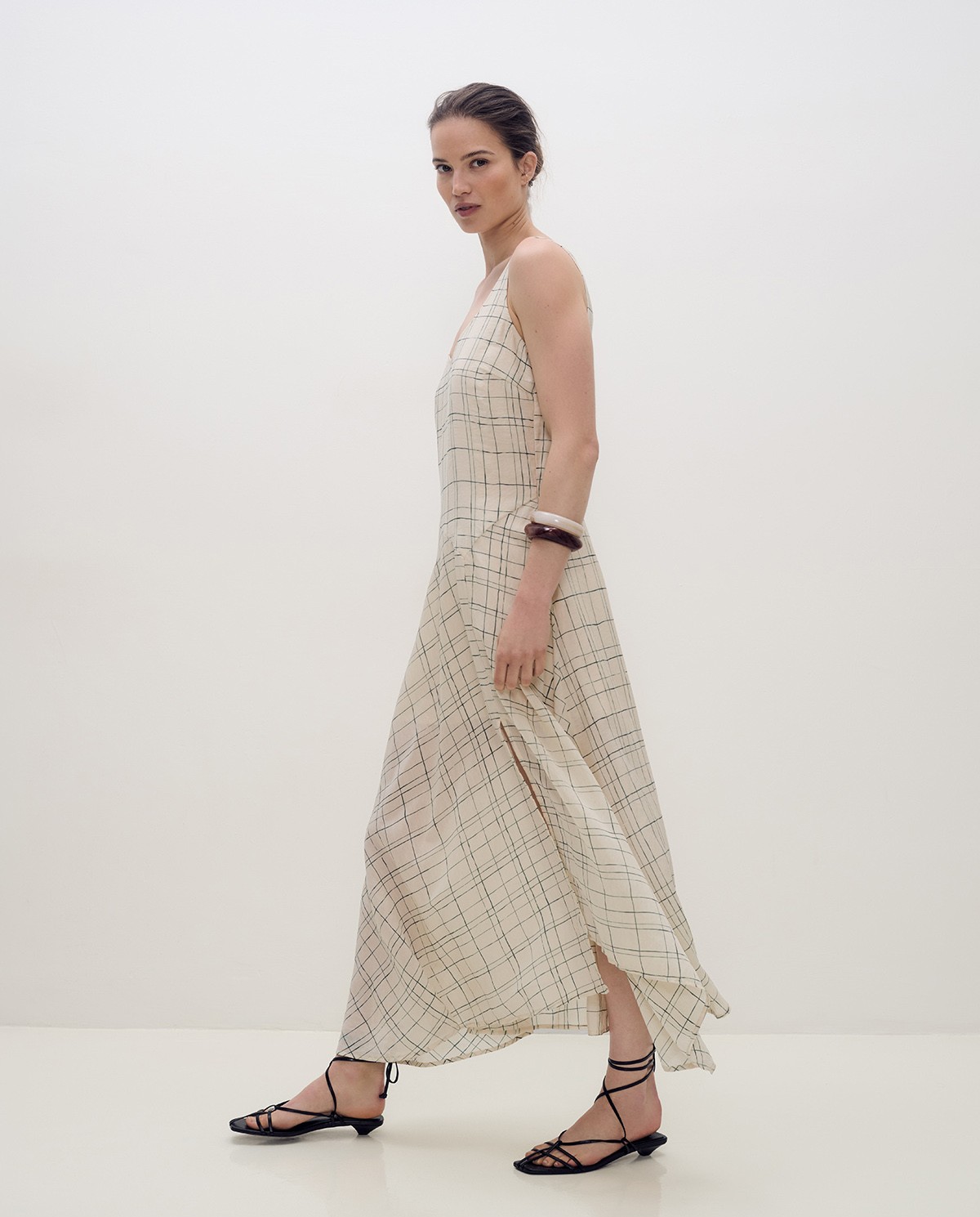 Vestido largo de tirantes con estampado de cuadros y abertura lateral 2