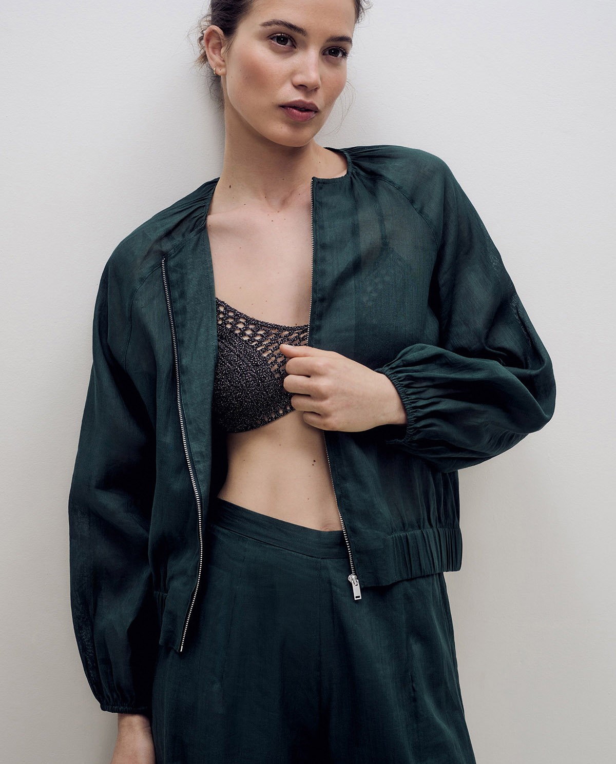 Chaqueta bomber ligera en color verde con cremallera y manga abullonada 2