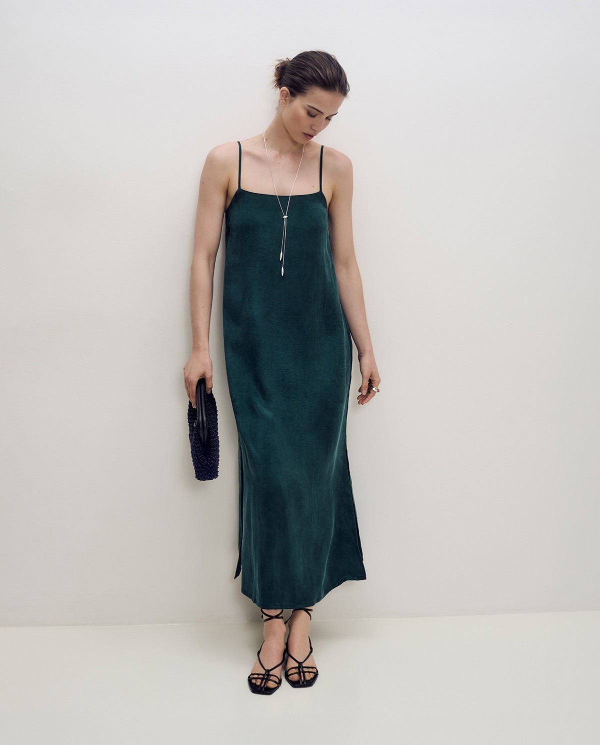 Vestido lencero largo de tirantes finos con tejido fluido y acabado sedoso 2