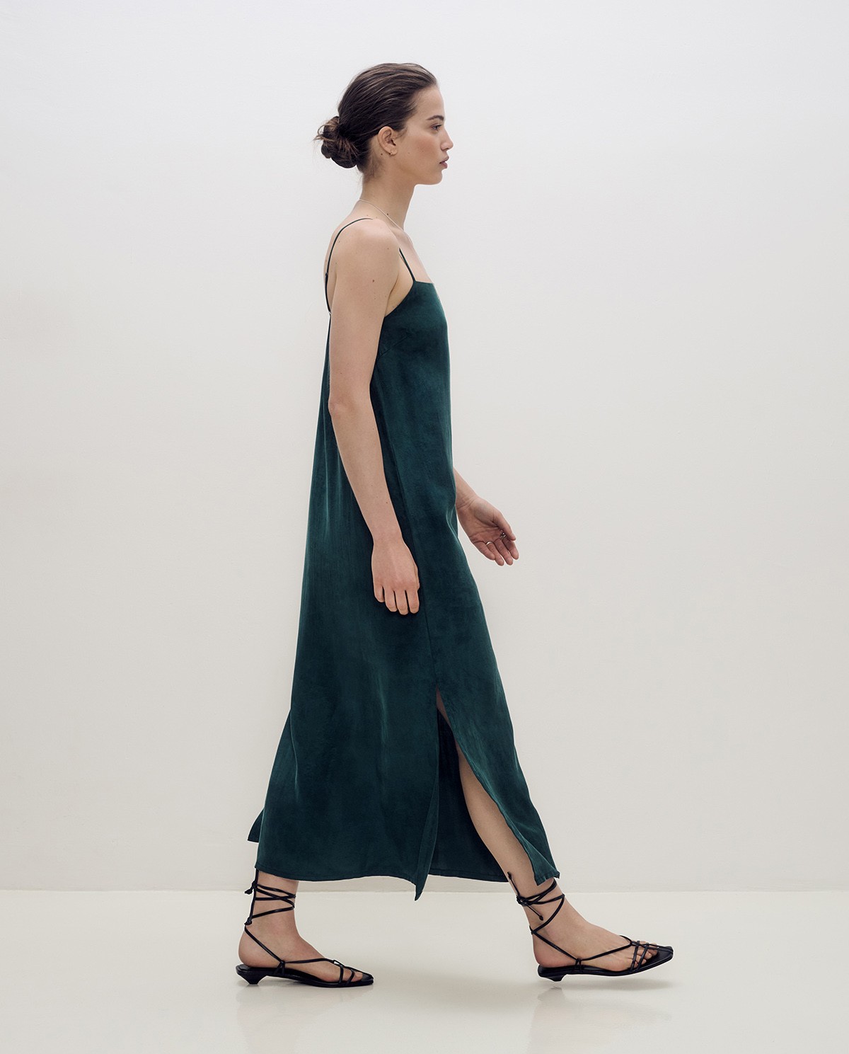 Vestido lencero largo de tirantes finos con tejido fluido y acabado sedoso 3