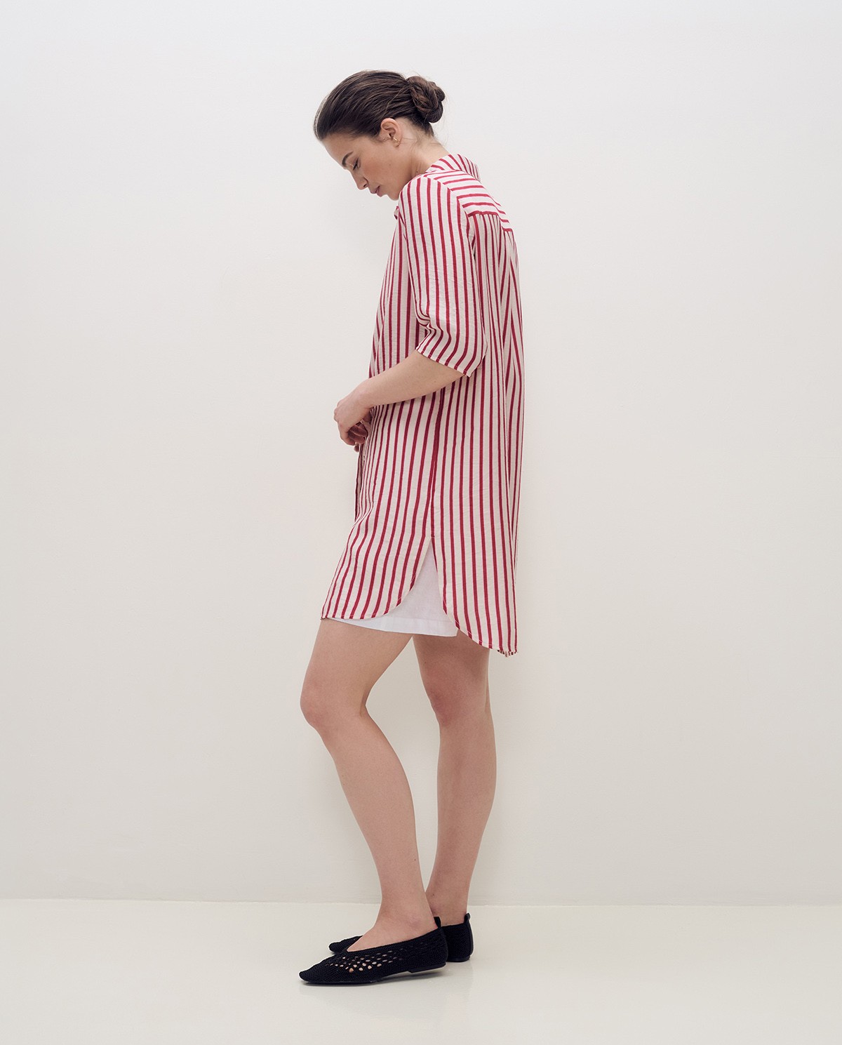 Vestido camisero de rayas rojas y blancas con manga francesa y botones 4