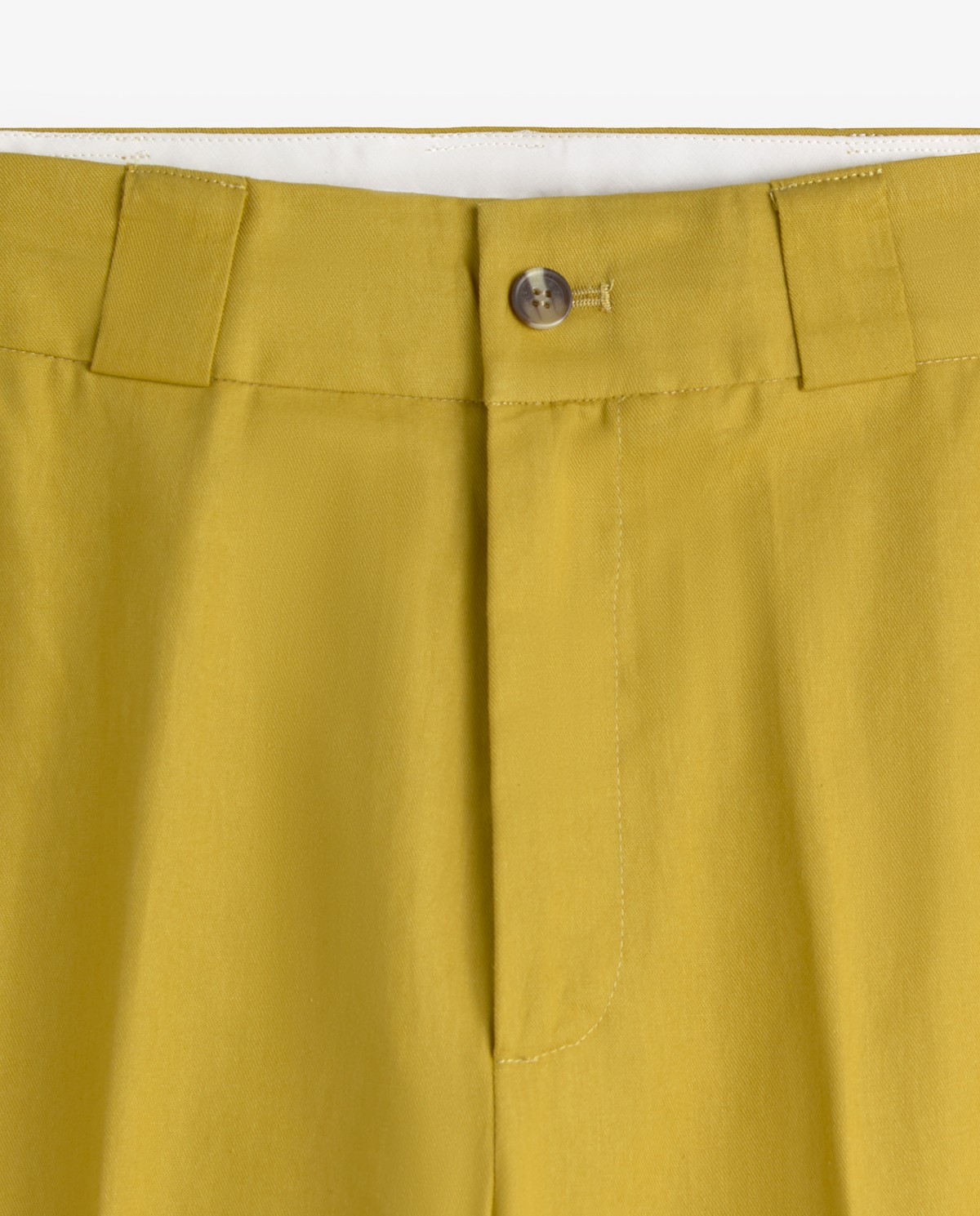 Pantalón sastrero de pinzas en color Verde oliva, vista frontal con detalle del tejido 7