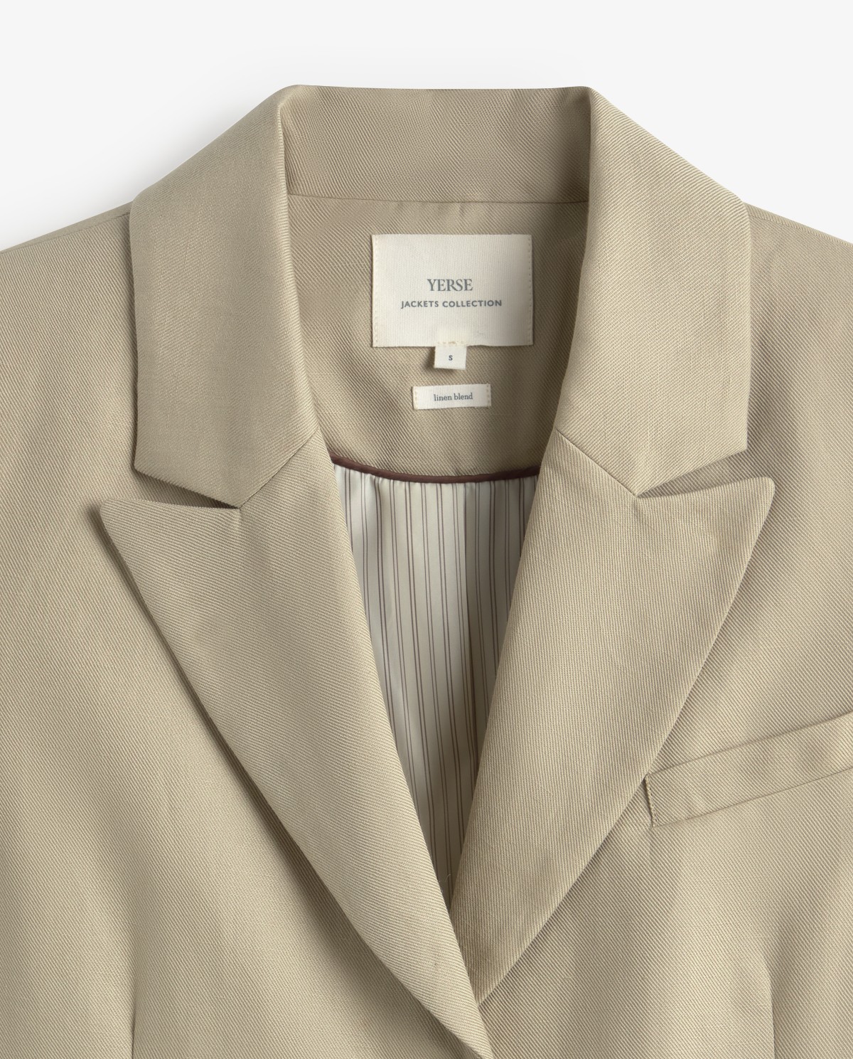 Blazer mezcla lino con botones en color beige, vista frontal con detalle del tejido 9