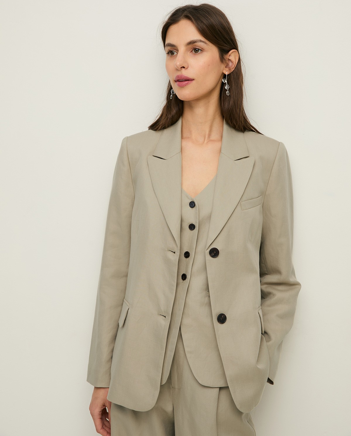 Blazer mezcla lino con botones en color beige, vista frontal con detalle del tejido