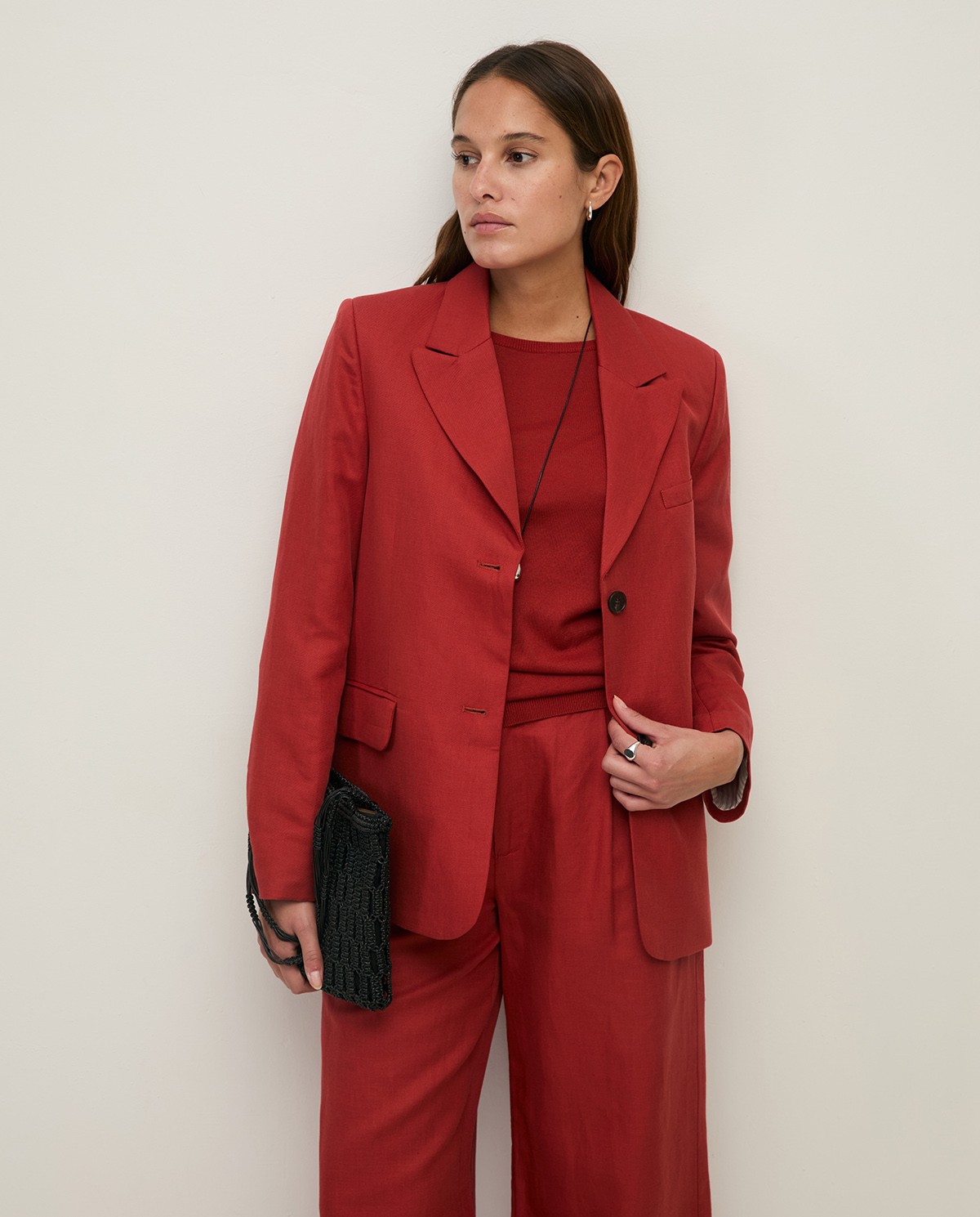 Blazer mezcla lino con botones en color burdeos, vista frontal con detalle del tejido 4