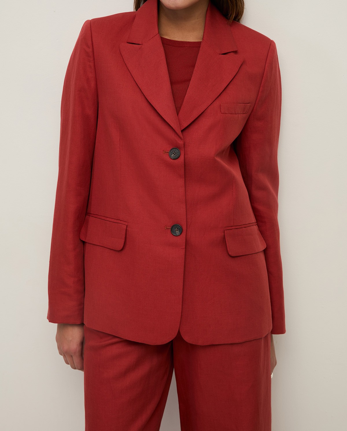 Blazer mezcla lino con botones en color burdeos, vista frontal con detalle del tejido 3