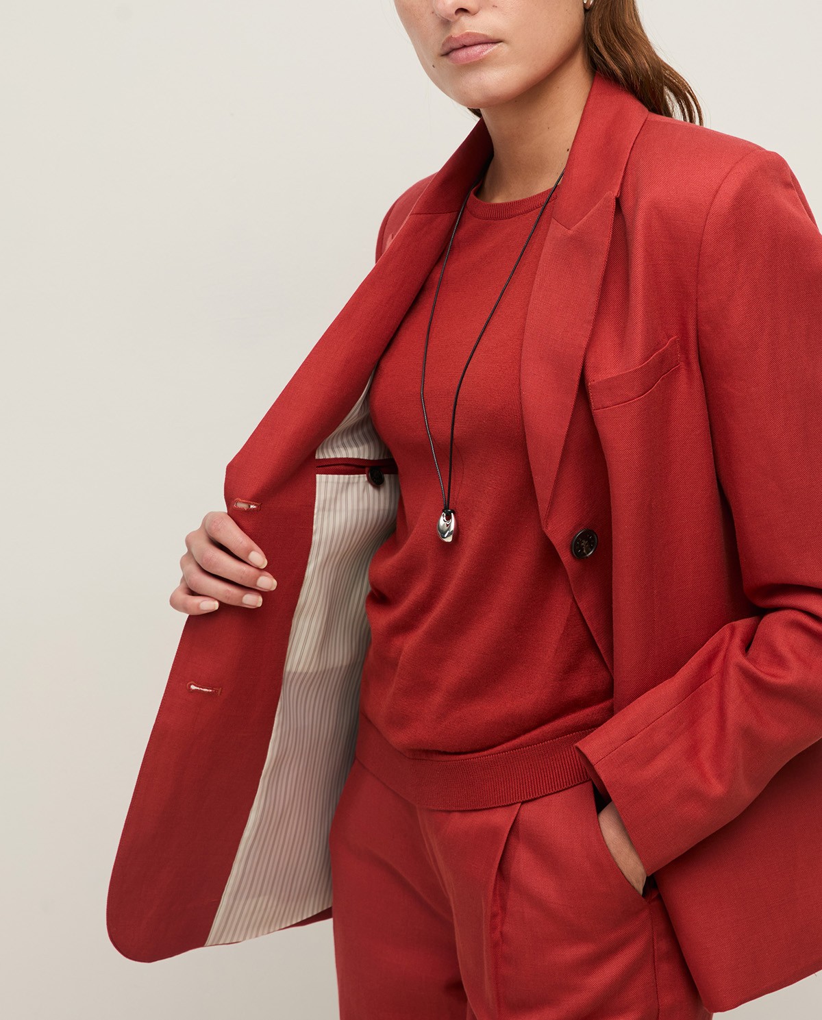 Blazer mezcla lino con botones en color burdeos, vista frontal con detalle del tejido 4