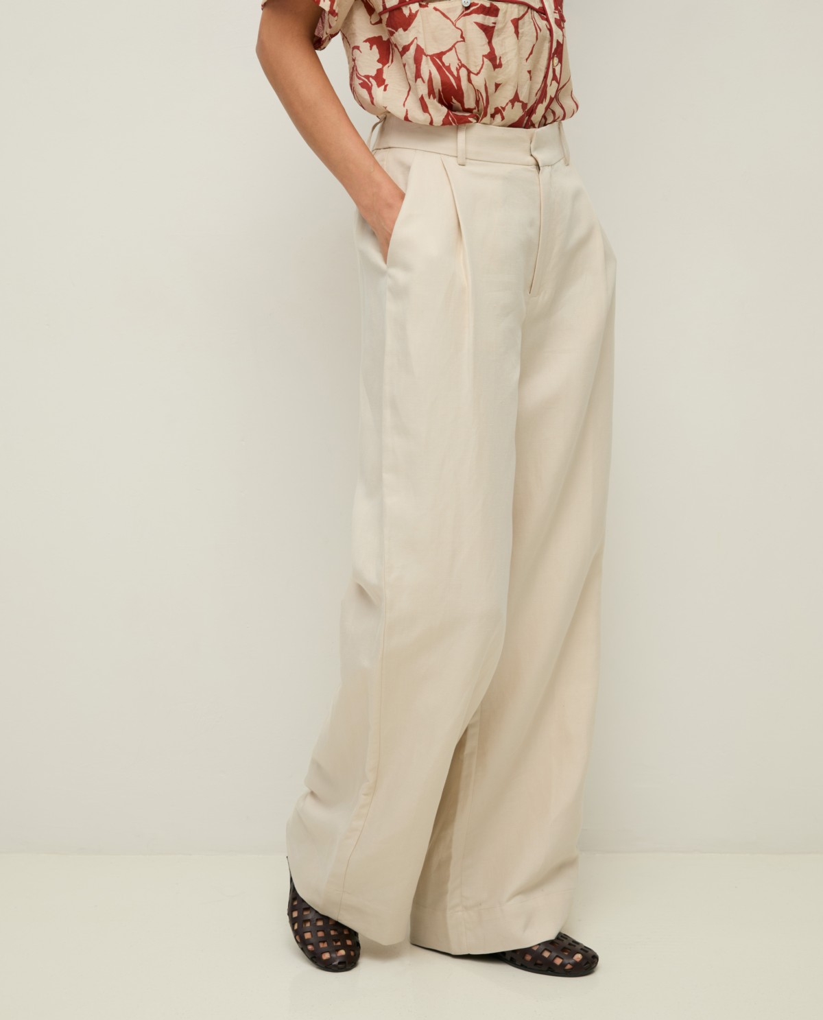 Wide-leg linen-blend tailored trousers|Yerse 4