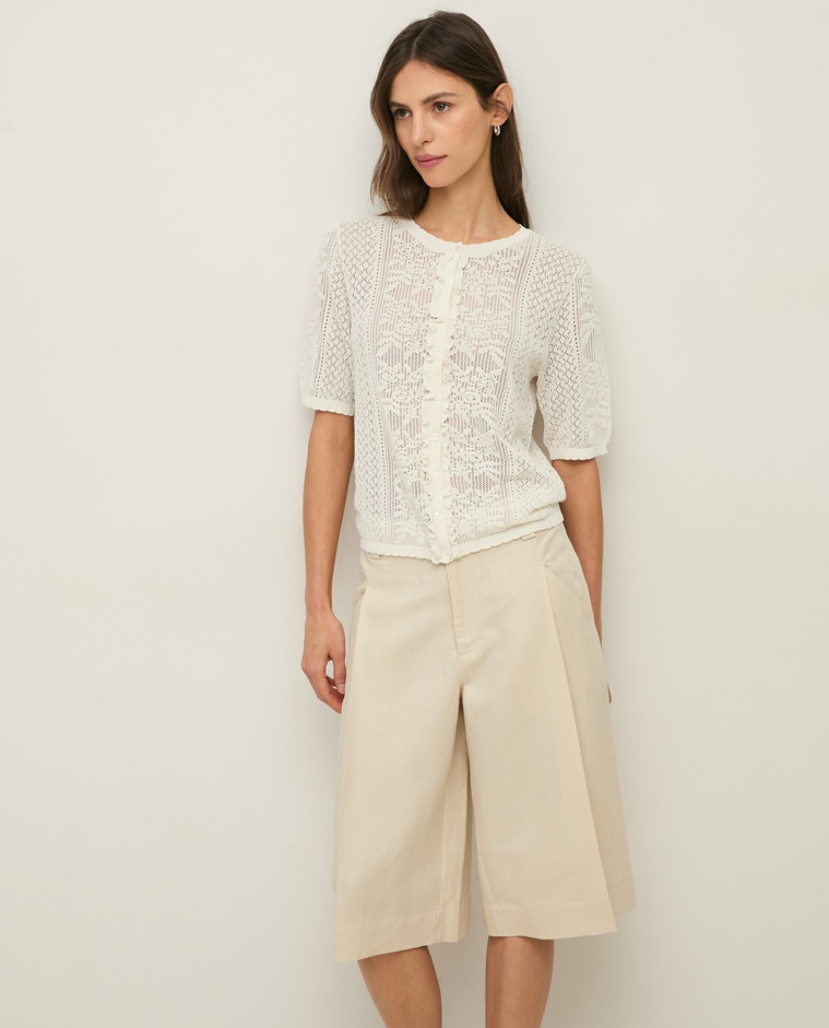 Bermuda sastre wide leg mezcla lino en color crudo, vista frontal con detalle del tejido