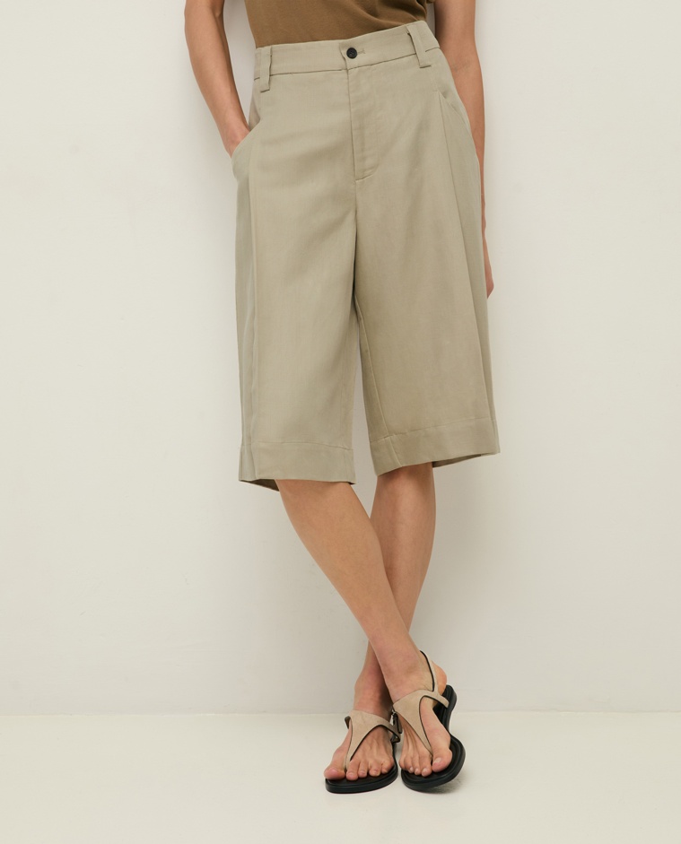 Bermuda sastre wide leg mezcla lino en color beige , vista frontal con detalle del tejido