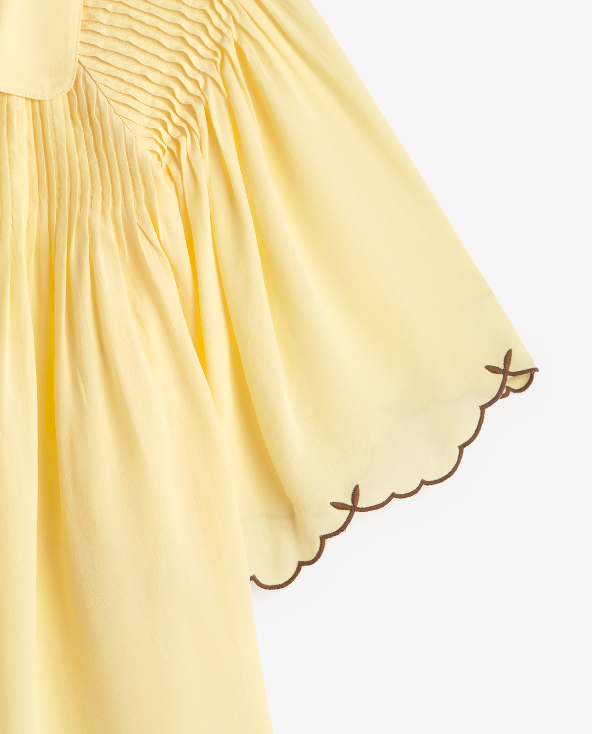 Blusa romántica bordados en color vainilla, vista frontal con detalle del tejido 8