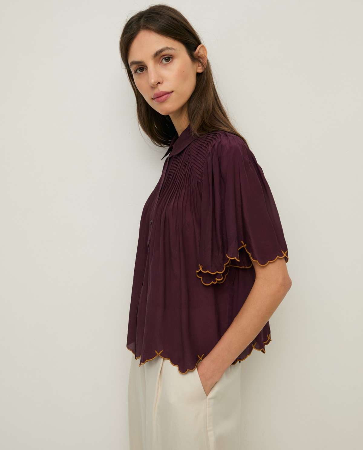 Blusa romántica bordados en color Berenjena, vista frontal con detalle del tejido