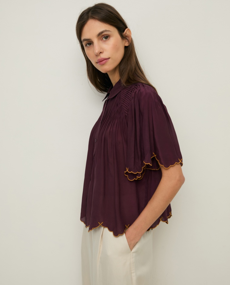 Blusa romántica bordados en color Berenjena, vista frontal con detalle del tejido